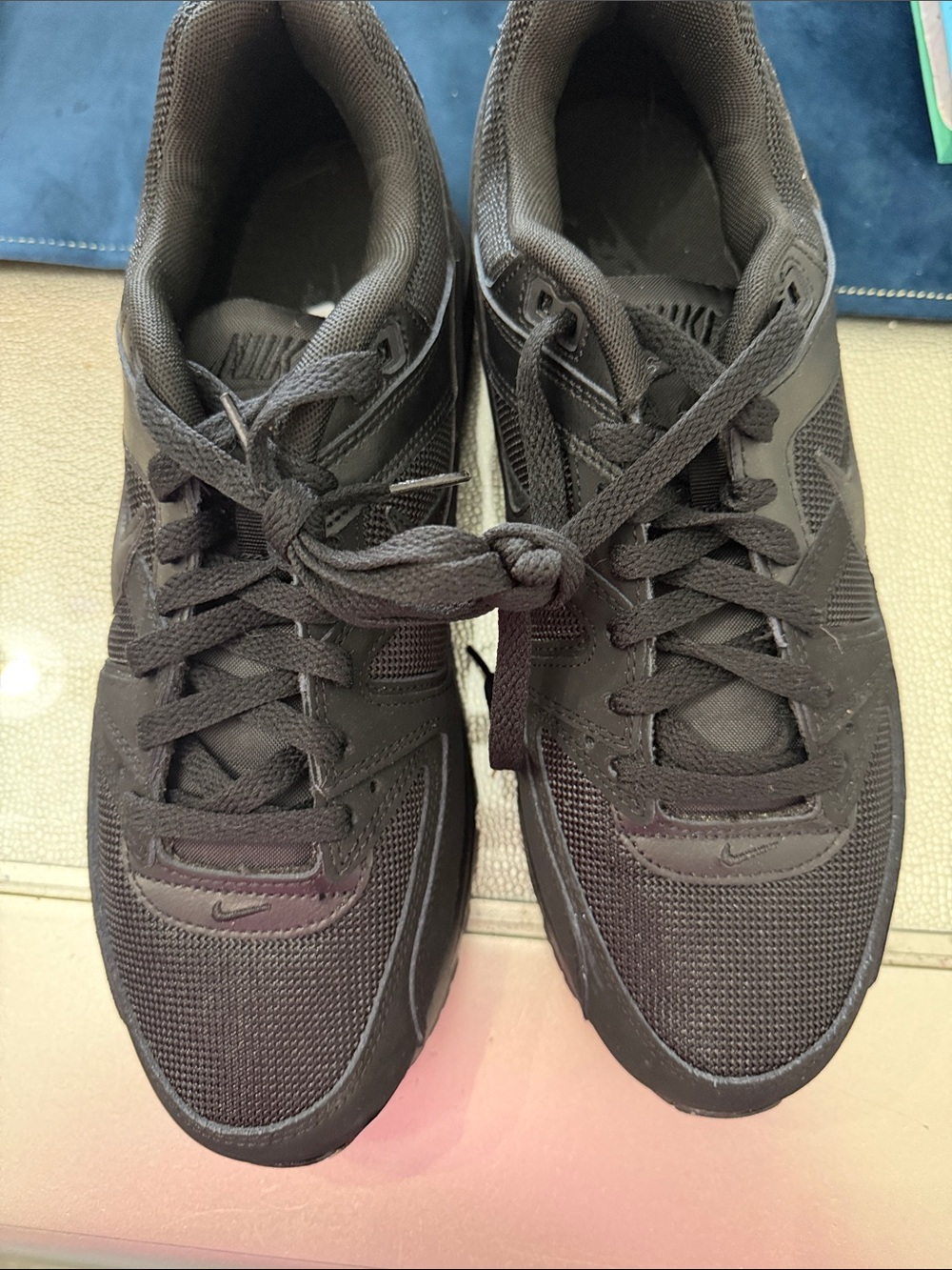 Nike Men’s Black Low-Top Air Max Sneakers - Picture 2 of 3